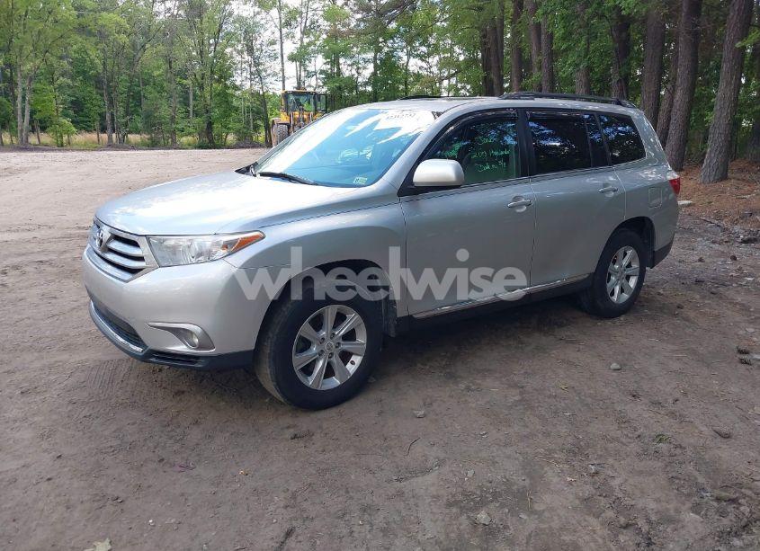 Photo 2 of 2013 Toyota Highlander SE V6 (VIN 5TDBK3EH6DS256875)