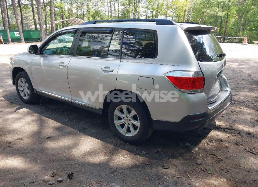 Photo 3 of 2013 Toyota Highlander SE V6 (VIN 5TDBK3EH6DS256875)