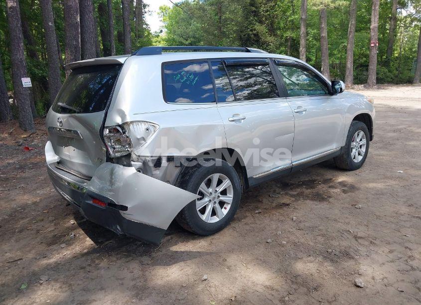 Photo 4 of 2013 Toyota Highlander SE V6 (VIN 5TDBK3EH6DS256875)