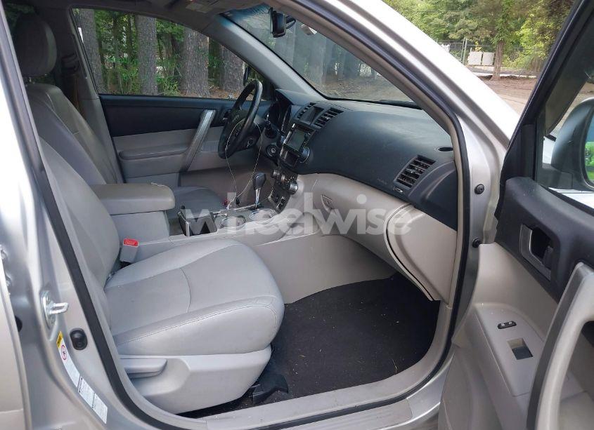 Photo 5 of 2013 Toyota Highlander SE V6 (VIN 5TDBK3EH6DS256875)