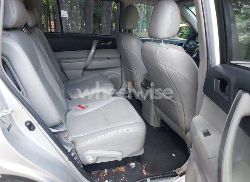 Photo 8 of 2013 Toyota Highlander SE V6 (VIN 5TDBK3EH6DS256875)