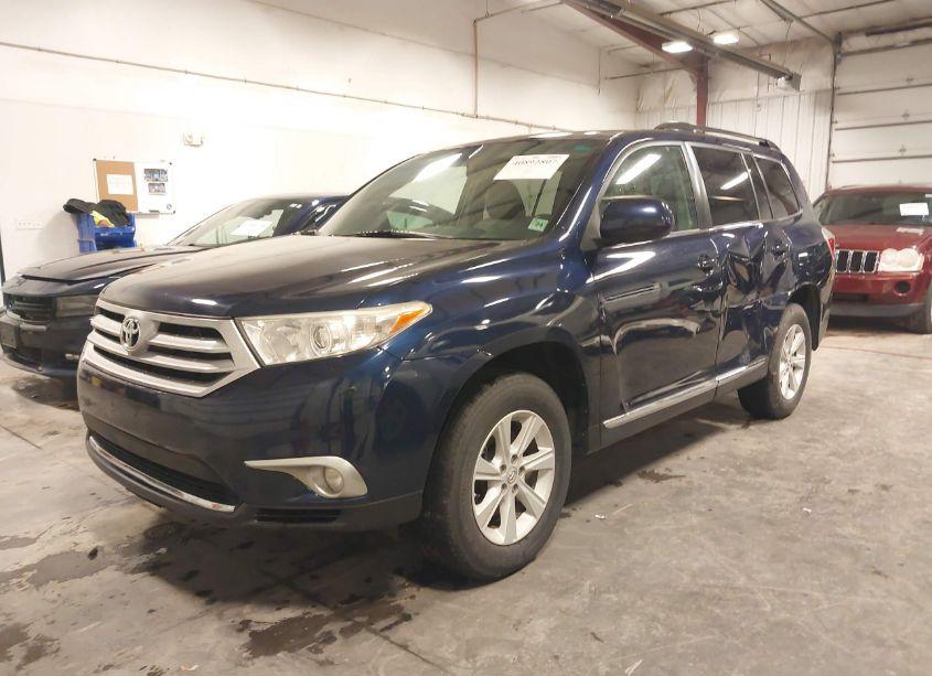 Photo 2 of 2013 Toyota Highlander SE V6 (VIN 5TDBK3EH6DS260277)