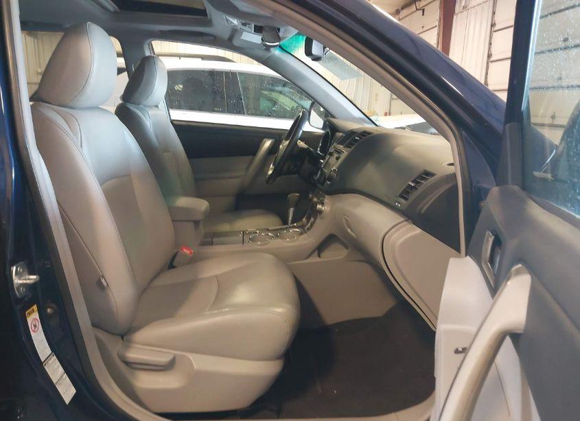 Photo 5 of 2013 Toyota Highlander SE V6 (VIN 5TDBK3EH6DS260277)