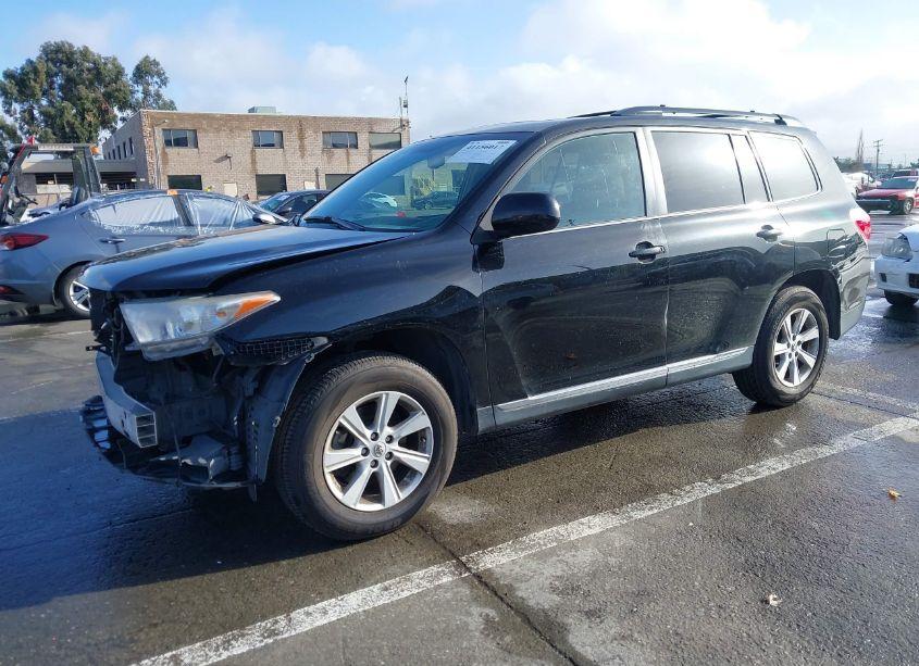 Photo 2 of 2013 Toyota Highlander SE V6 (VIN 5TDBK3EH6DS267469)
