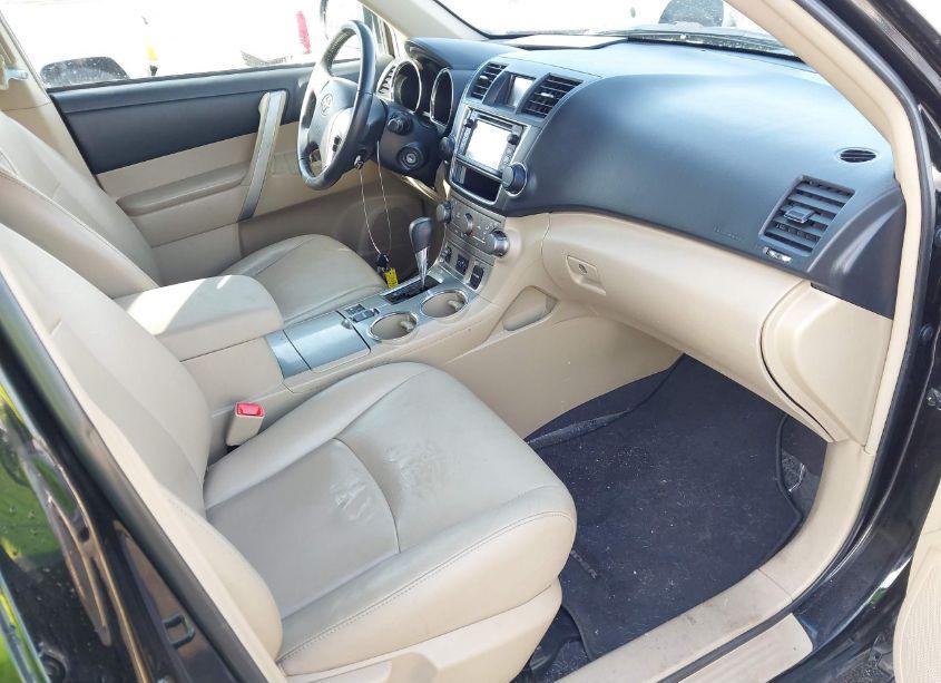 Photo 5 of 2013 Toyota Highlander SE V6 (VIN 5TDBK3EH6DS267469)