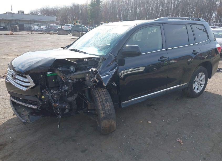 Photo 2 of 2013 Toyota Highlander SE V6 (VIN 5TDBK3EH6DS268590)