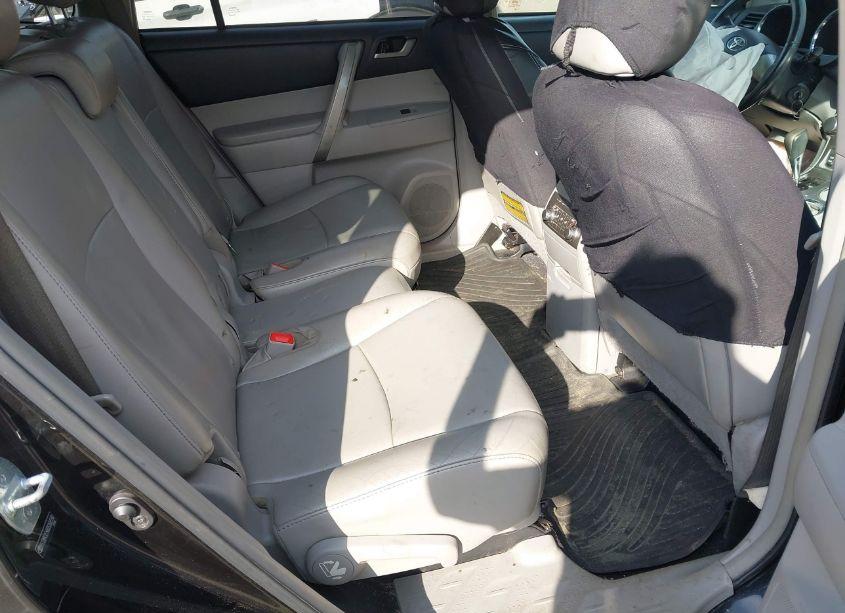 Photo 8 of 2013 Toyota Highlander SE V6 (VIN 5TDBK3EH6DS268590)