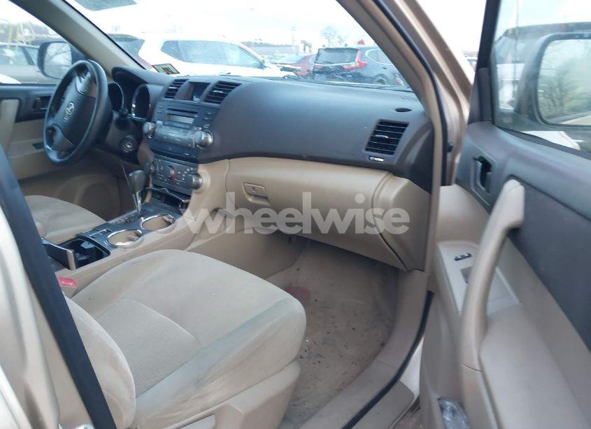 Photo 5 of 2010 Toyota Highlander BASE V6 (VIN 5TDBK3EH7AS037774)