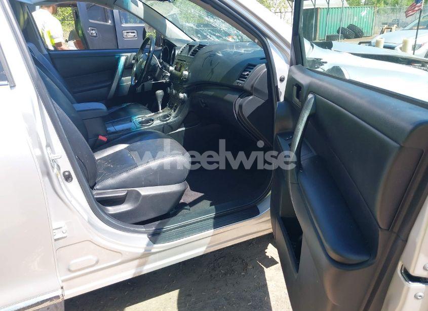 Photo 5 of 2012 Toyota Highlander SE V6 (VIN 5TDBK3EH7CS093233)