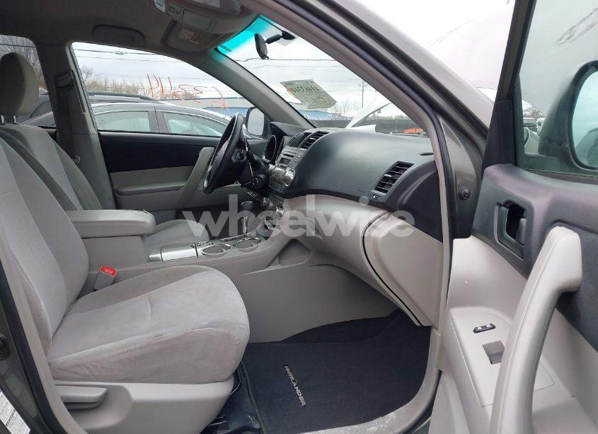 Photo 5 of 2012 Toyota Highlander BASE V6 (VIN 5TDBK3EH7CS134363)