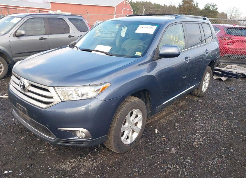 Photo 2 of 2013 Toyota Highlander BASE PLUS V6 (VIN 5TDBK3EH7DS183712)