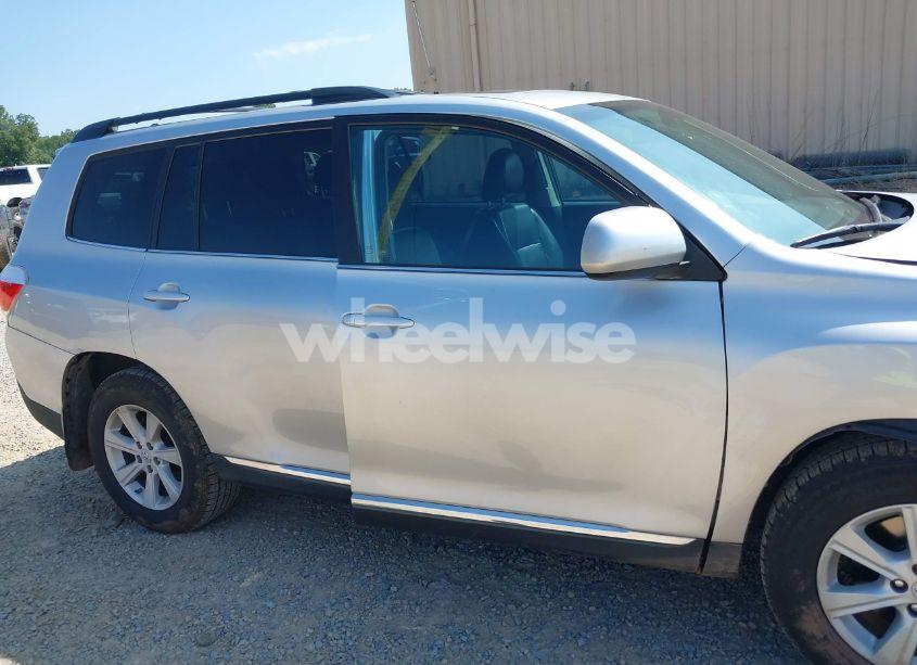 Photo 13 of 2013 Toyota Highlander SE V6 (VIN 5TDBK3EH7DS266363)