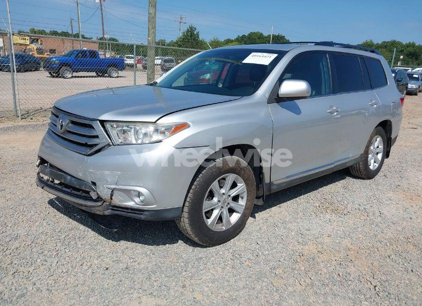 Photo 2 of 2013 Toyota Highlander SE V6 (VIN 5TDBK3EH7DS266363)