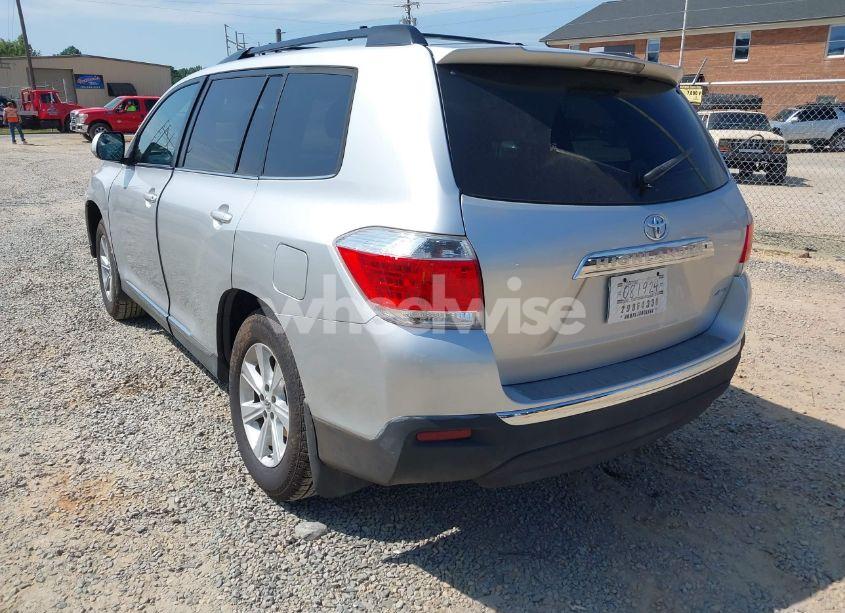 Photo 3 of 2013 Toyota Highlander SE V6 (VIN 5TDBK3EH7DS266363)