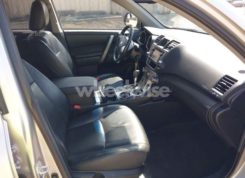 Photo 5 of 2013 Toyota Highlander SE V6 (VIN 5TDBK3EH7DS266363)