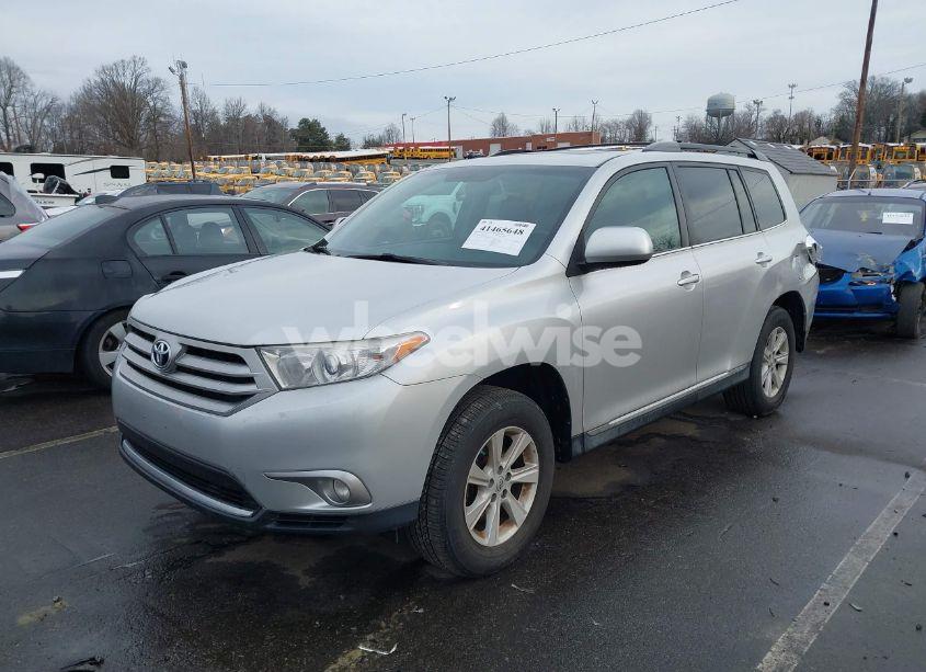 Photo 2 of 2013 Toyota Highlander SE V6 (VIN 5TDBK3EH7DS270073)