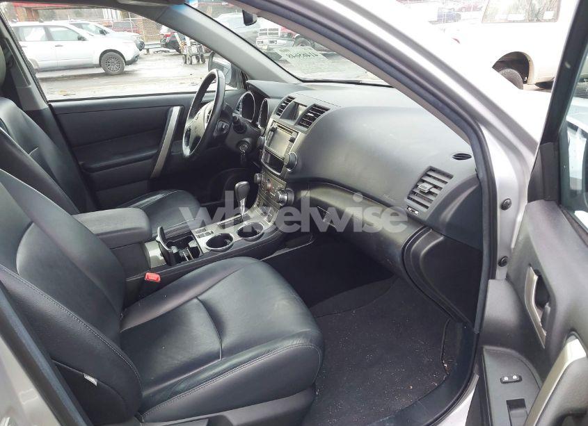 Photo 5 of 2013 Toyota Highlander SE V6 (VIN 5TDBK3EH7DS270073)