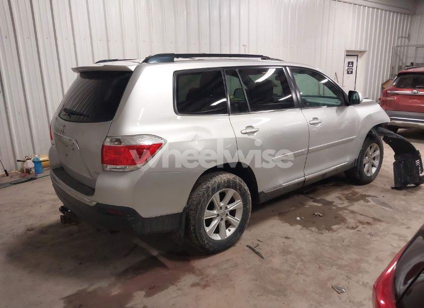 Photo 4 of 2013 Toyota Highlander SE V6 (VIN 5TDBK3EH7DS275208)