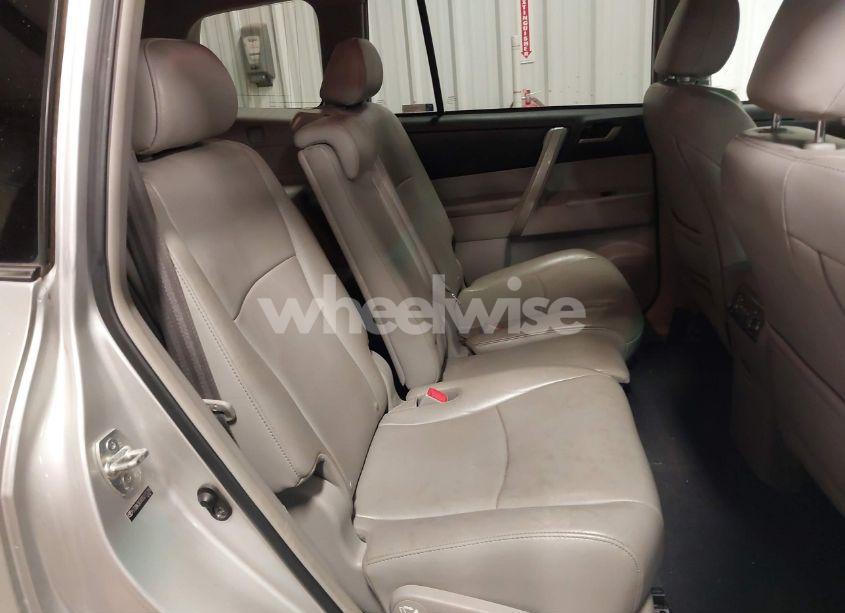 Photo 8 of 2013 Toyota Highlander SE V6 (VIN 5TDBK3EH7DS275208)