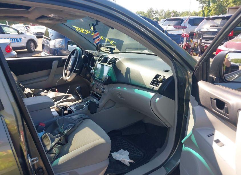 Photo 5 of 2010 Toyota Highlander BASE V6 (VIN 5TDBK3EH8AS009059)