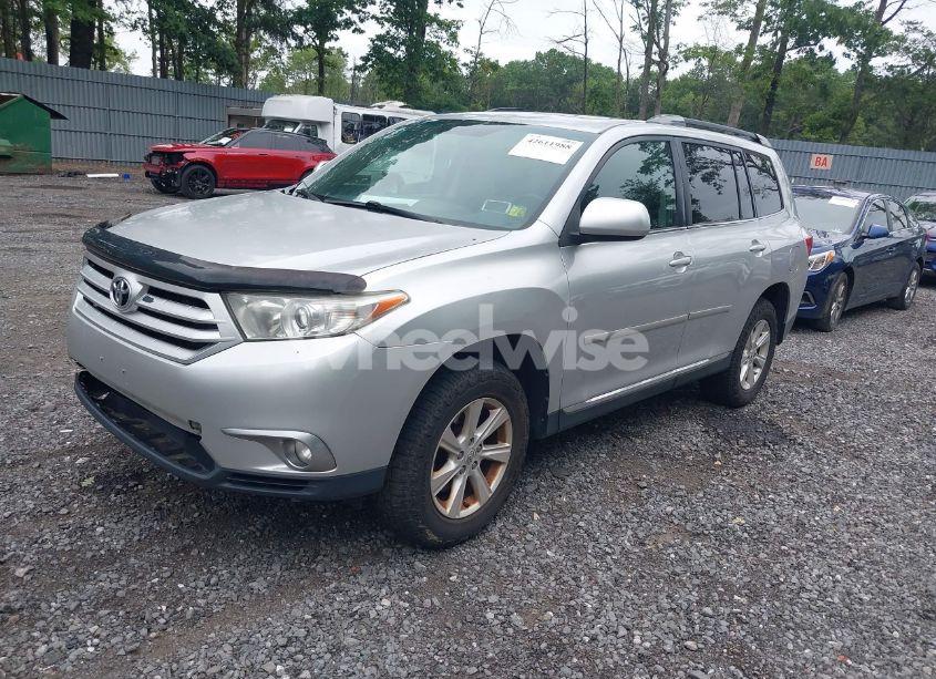 Photo 2 of 2011 Toyota Highlander SE V6 (VIN 5TDBK3EH8BS067268)