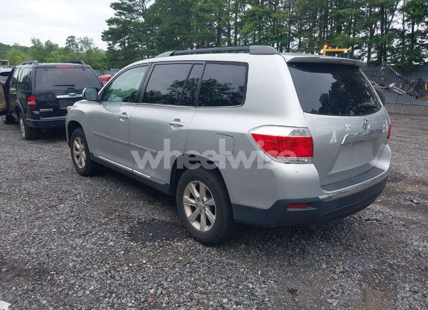 Photo 3 of 2011 Toyota Highlander SE V6 (VIN 5TDBK3EH8BS067268)