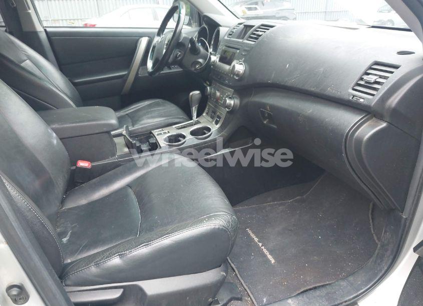 Photo 5 of 2011 Toyota Highlander SE V6 (VIN 5TDBK3EH8BS067268)