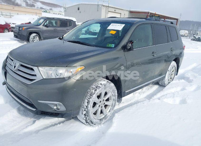 Photo 2 of 2011 Toyota Highlander SE V6 (VIN 5TDBK3EH8BS090761)