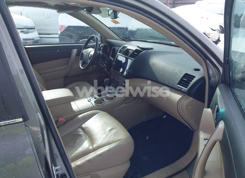 Photo 5 of 2011 Toyota Highlander SE V6 (VIN 5TDBK3EH8BS090761)