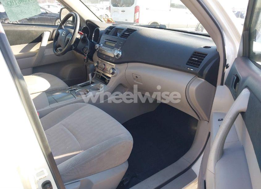 Photo 5 of 2012 Toyota Highlander BASE V6 (VIN 5TDBK3EH8CS097985)