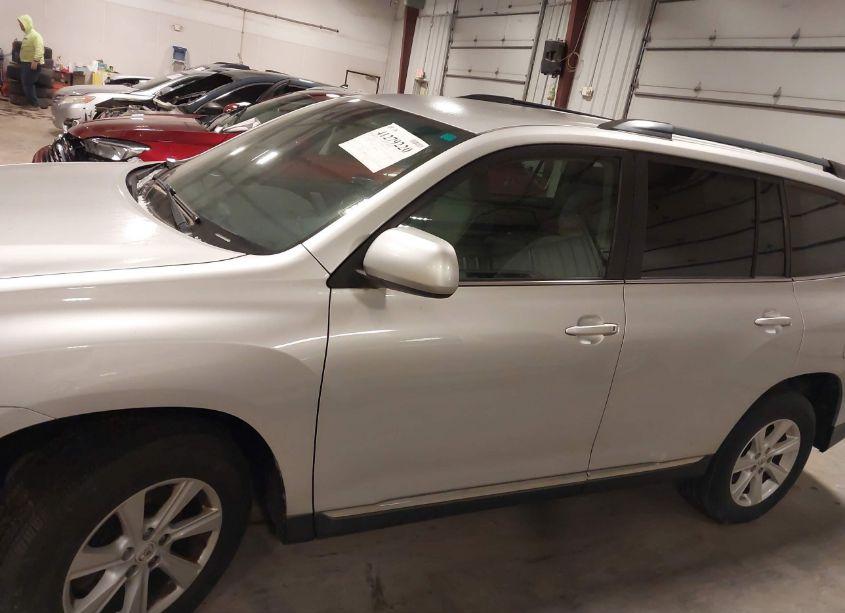 Photo 14 of 2012 Toyota Highlander SE (VIN 5TDBK3EH8CS106720)
