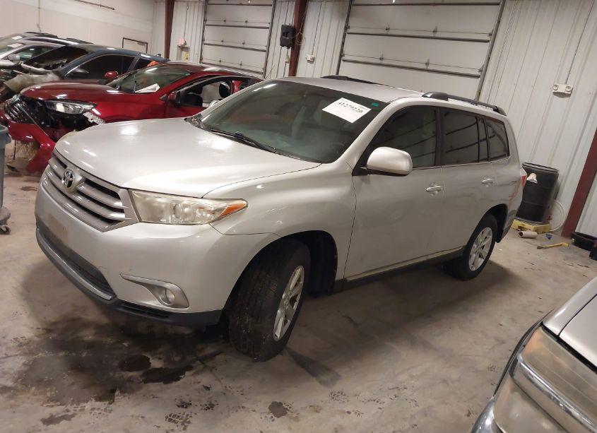 Photo 2 of 2012 Toyota Highlander SE (VIN 5TDBK3EH8CS106720)