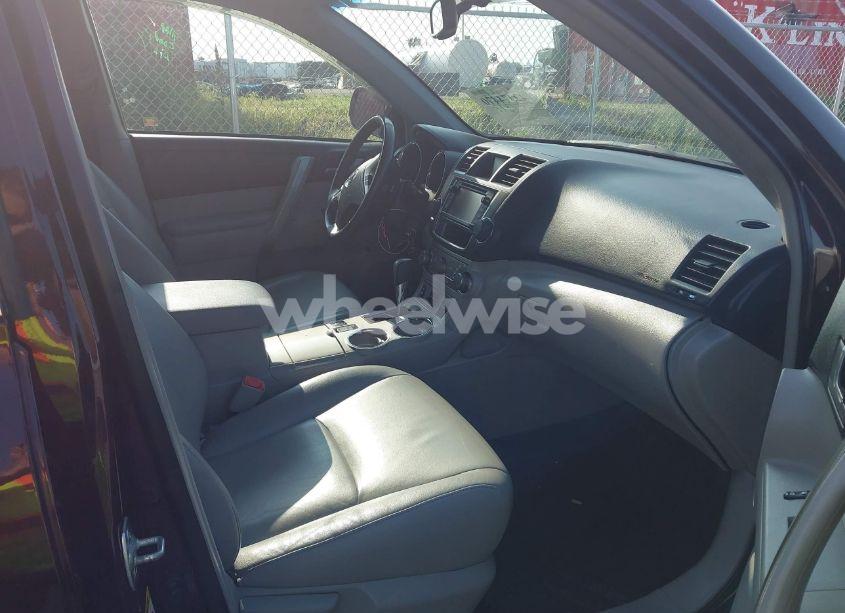 Photo 5 of 2013 Toyota Highlander SE V6 (VIN 5TDBK3EH8DS232741)