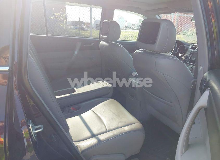 Photo 8 of 2013 Toyota Highlander SE V6 (VIN 5TDBK3EH8DS232741)