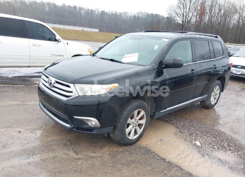 Photo 2 of 2013 Toyota Highlander SE V6 (VIN 5TDBK3EH8DS242797)
