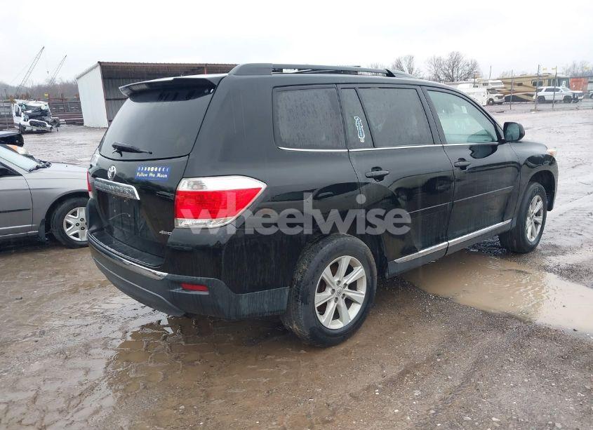 Photo 4 of 2013 Toyota Highlander SE V6 (VIN 5TDBK3EH8DS242797)