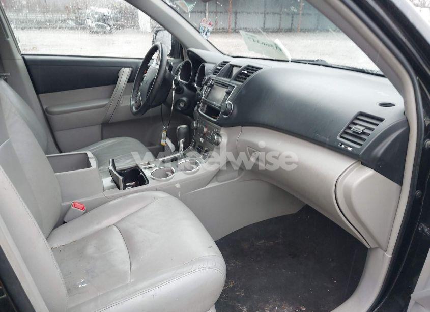 Photo 5 of 2013 Toyota Highlander SE V6 (VIN 5TDBK3EH8DS242797)