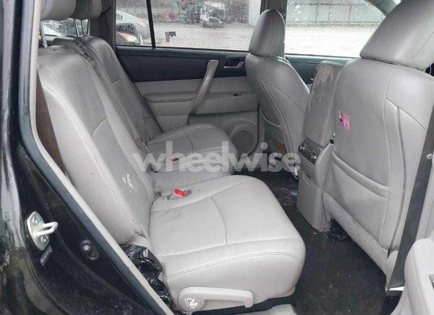 Photo 8 of 2013 Toyota Highlander SE V6 (VIN 5TDBK3EH8DS242797)