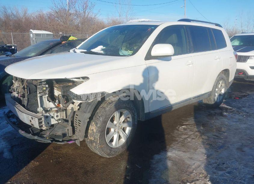 Photo 2 of 2013 Toyota Highlander SE V6 (VIN 5TDBK3EH8DS269157)