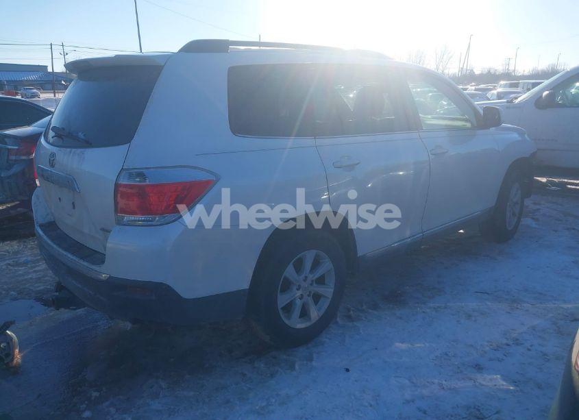 Photo 4 of 2013 Toyota Highlander SE V6 (VIN 5TDBK3EH8DS269157)