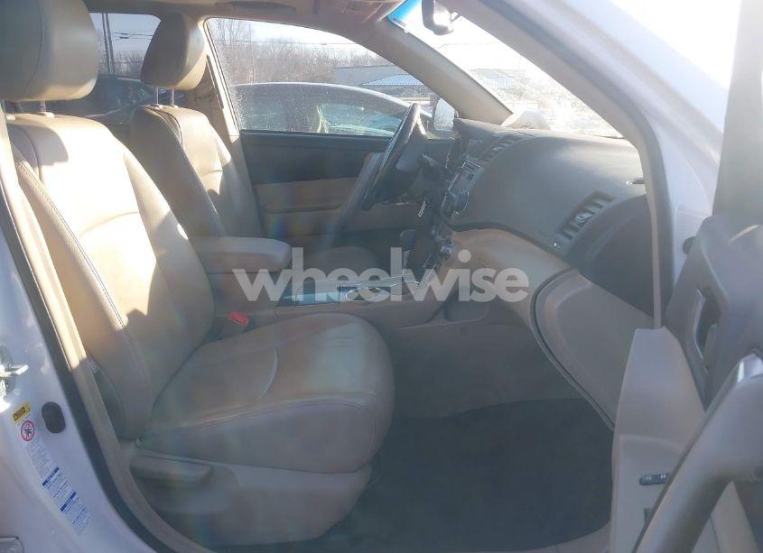 Photo 5 of 2013 Toyota Highlander SE V6 (VIN 5TDBK3EH8DS269157)