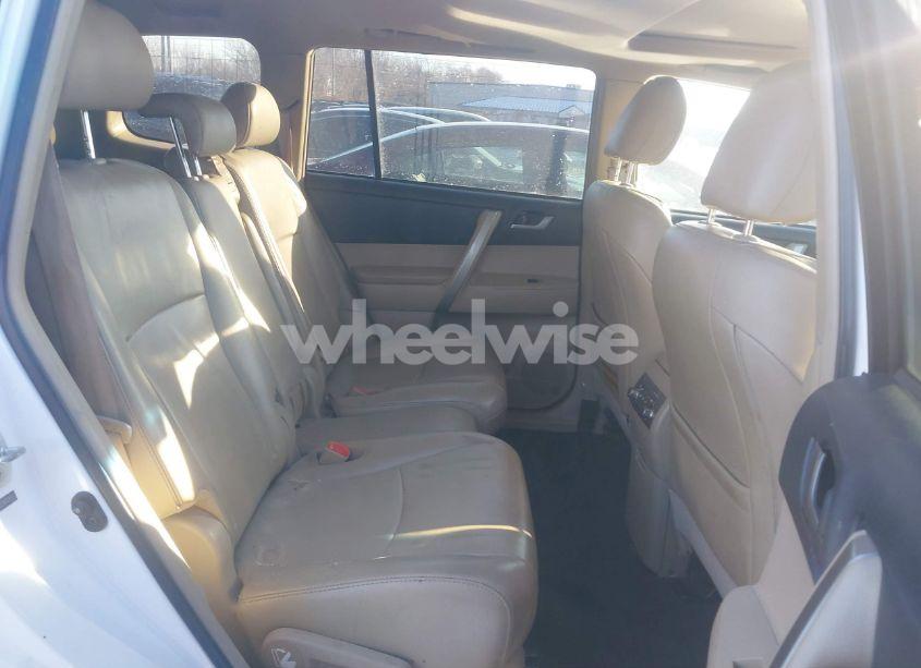 Photo 8 of 2013 Toyota Highlander SE V6 (VIN 5TDBK3EH8DS269157)