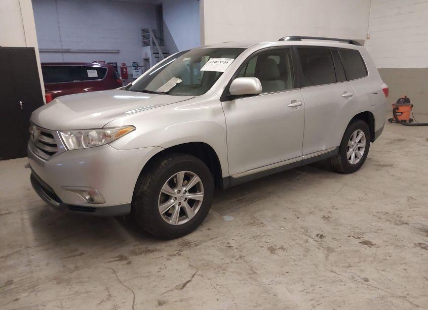 Photo 2 of 2011 Toyota Highlander SE (VIN 5TDBK3EH9BS052990)
