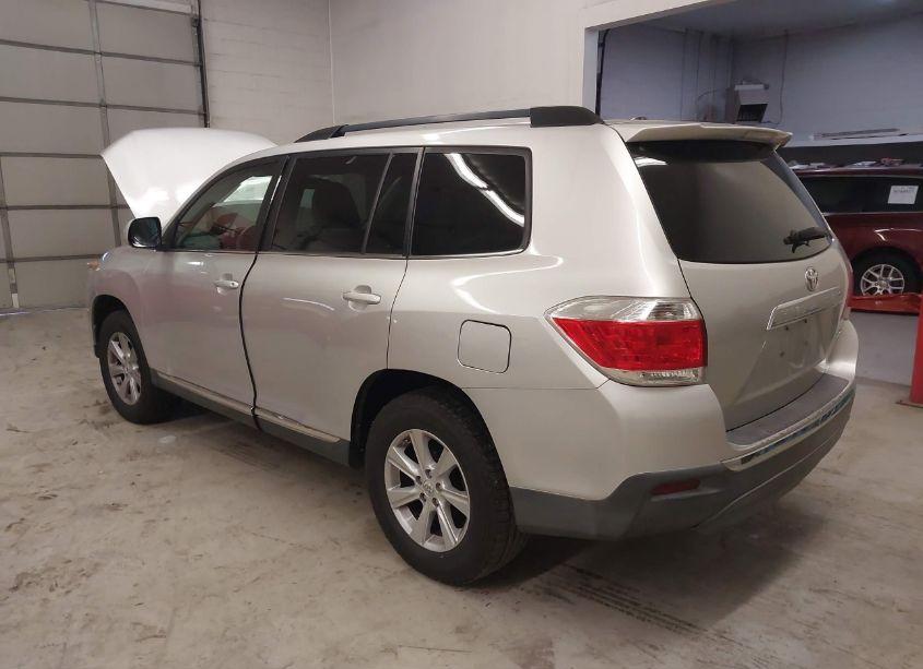Photo 3 of 2011 Toyota Highlander SE (VIN 5TDBK3EH9BS052990)