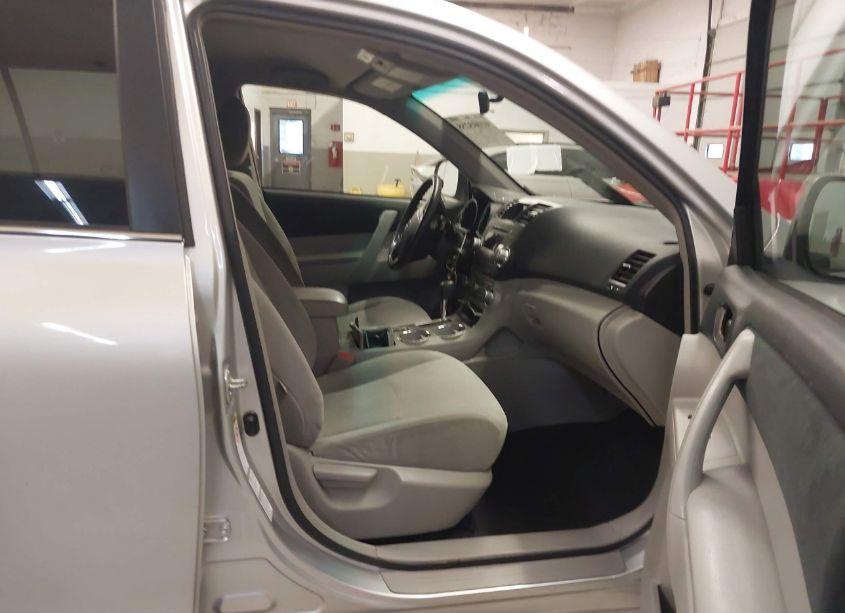 Photo 5 of 2011 Toyota Highlander SE (VIN 5TDBK3EH9BS052990)