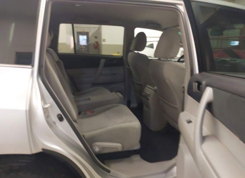 Photo 8 of 2011 Toyota Highlander SE (VIN 5TDBK3EH9BS052990)