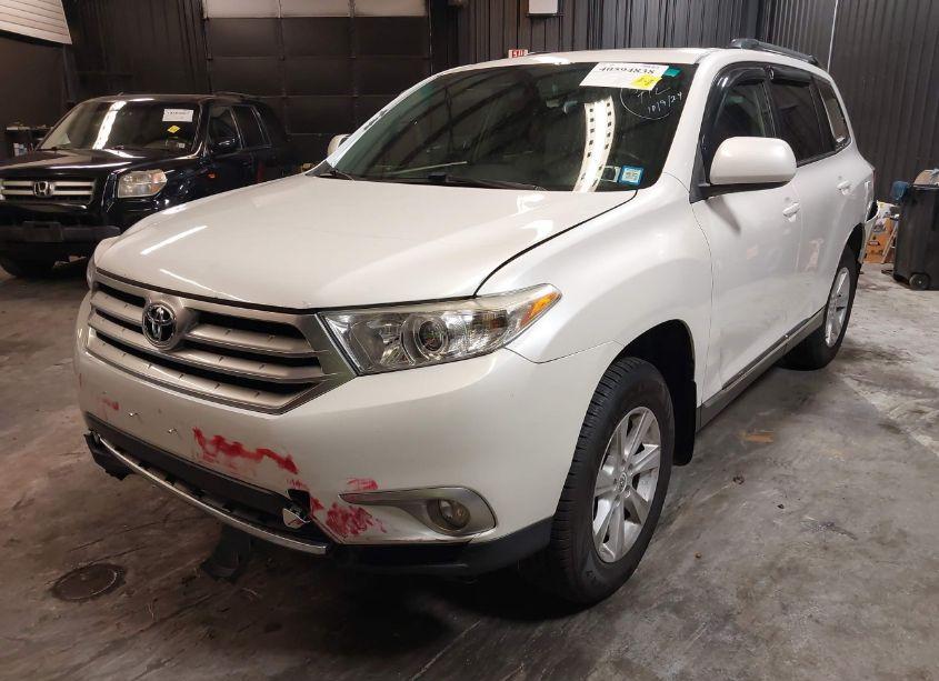 Photo 2 of 2012 Toyota Highlander SE V6 (VIN 5TDBK3EH9CS136163)