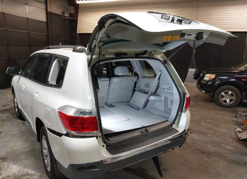 Photo 3 of 2012 Toyota Highlander SE V6 (VIN 5TDBK3EH9CS136163)