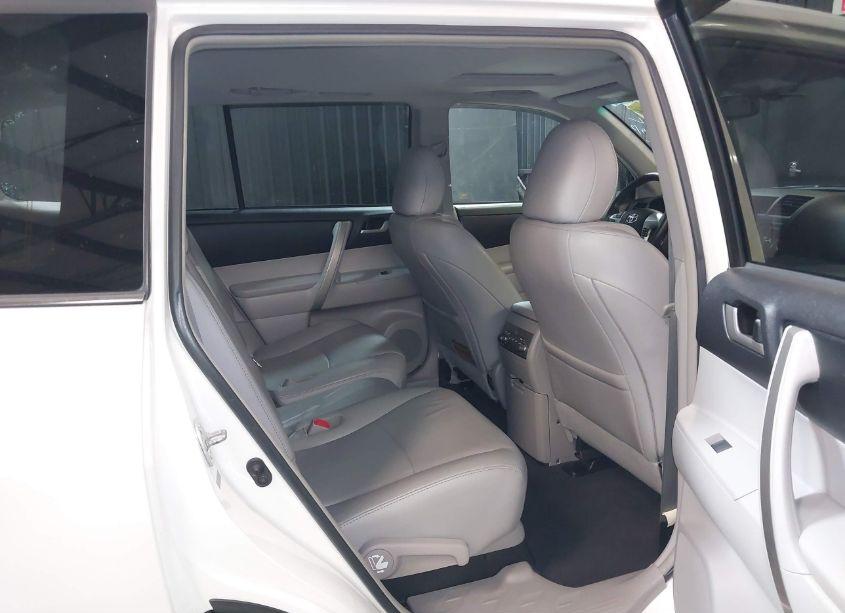 Photo 8 of 2012 Toyota Highlander SE V6 (VIN 5TDBK3EH9CS136163)