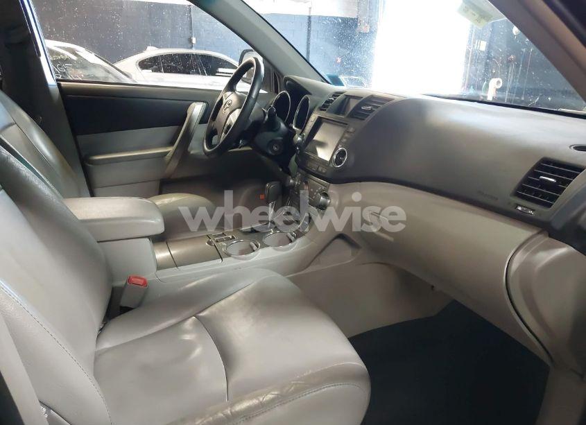 Photo 5 of 2012 Toyota Highlander SE V6 (VIN 5TDBK3EH9CS168045)